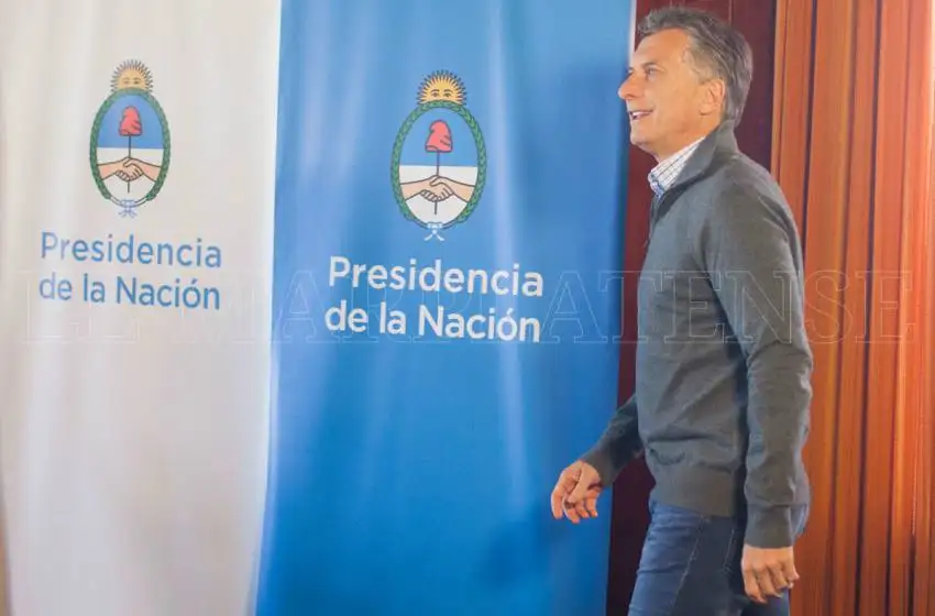 Macri regresa para realizar su "retiro" con ministros