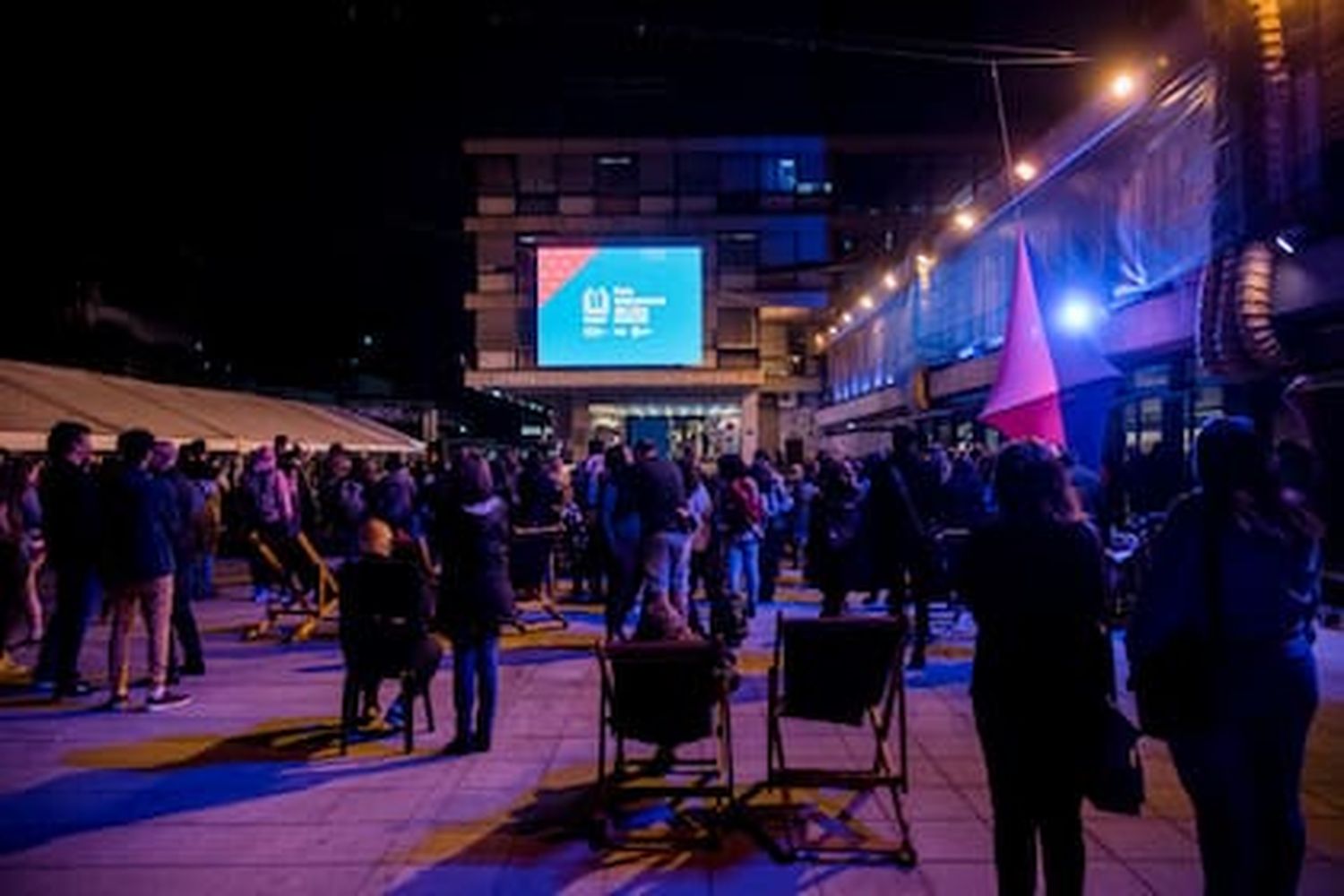 El intendente Javkin y la escritora Beatriz Vignoli encabezaron el acto de apertura de la feria del libro de la ciudad