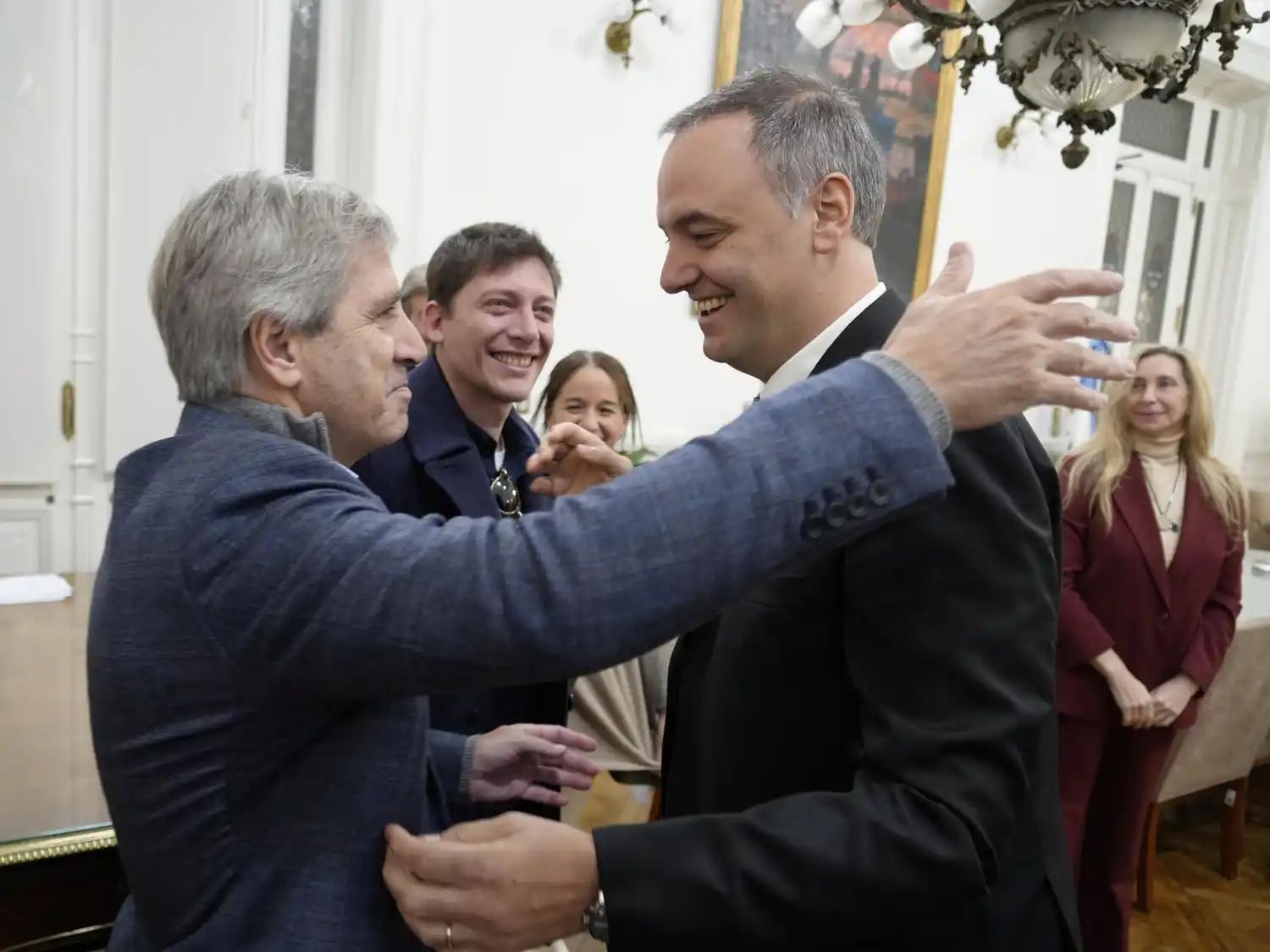 Abrazos y sonrisas. Todos los funcionarios fueron a bancar a Adorni.