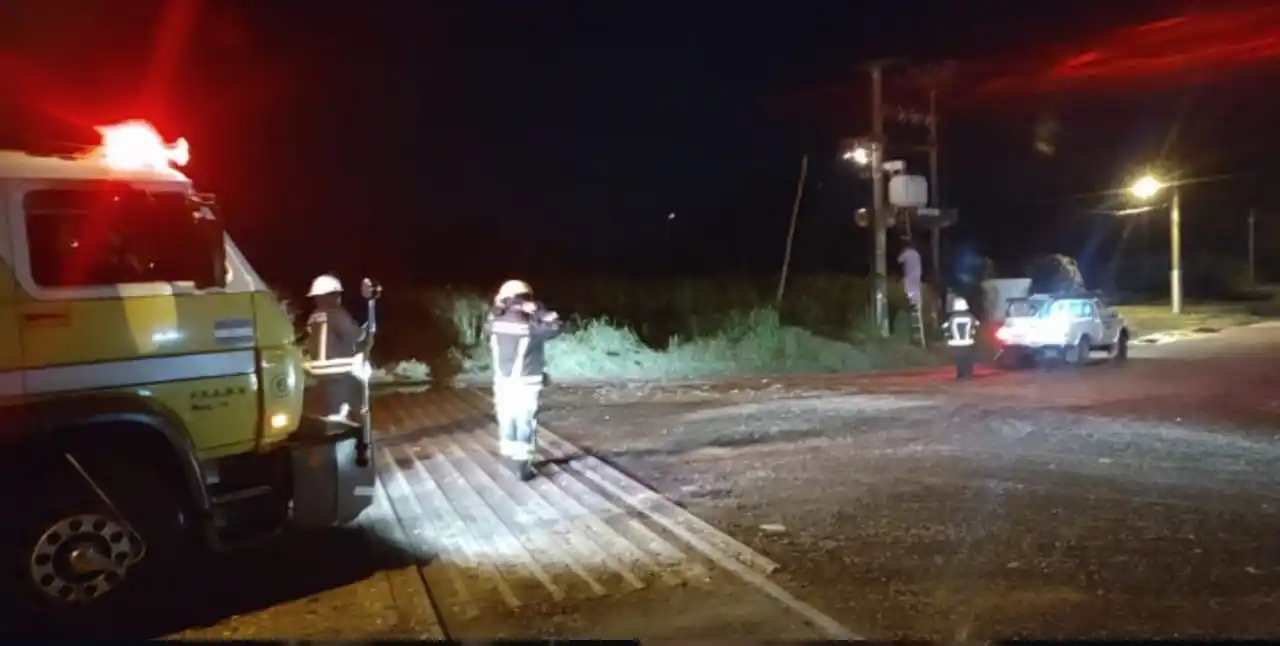 Personal de bomberos y de la cooperativa trabajando en la zona afectada.