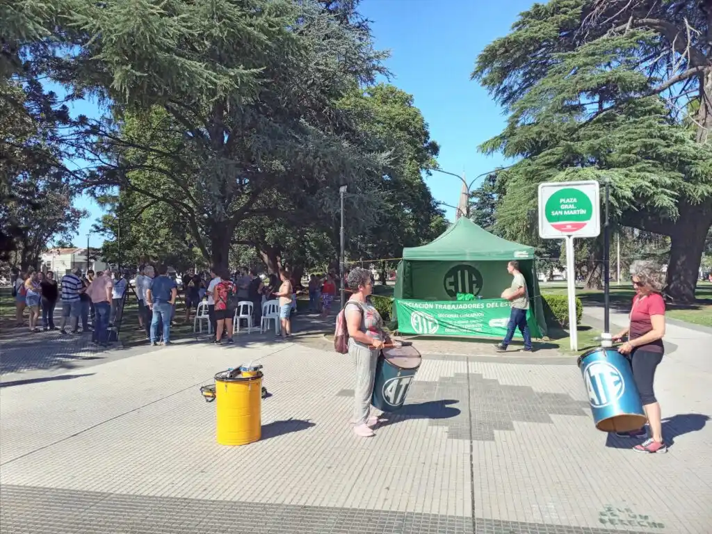 Chacabuco: Desde ATE se quejan por descuentos, instalaron una carpa y tildaron de "fascista" la gestión de Aiola