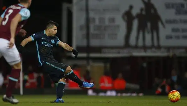 El City empató con el West Ham gracias al Kun