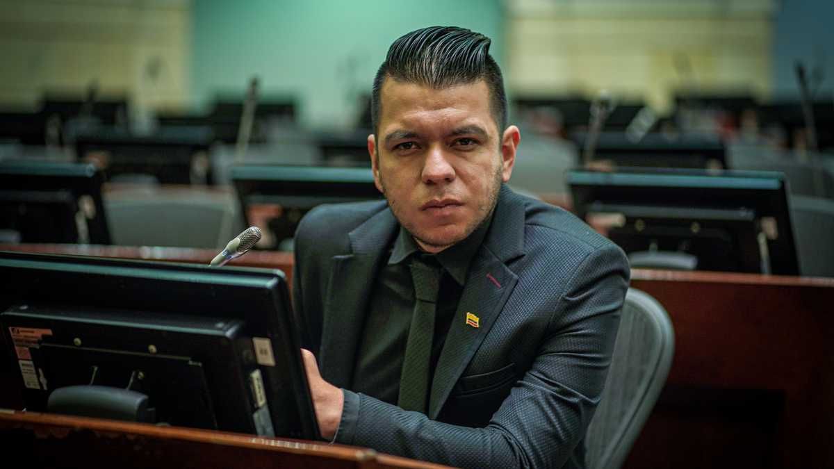 ¿ACASO PARA «VIVIR SABROSO»? Congresistas tradicionales apoyan bajarse sueldos y partidos «alternativos» NO