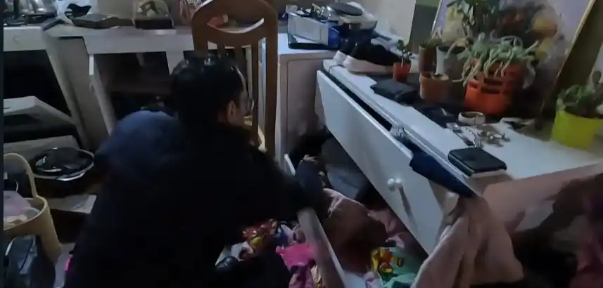 Los agentes secuestraron un revólver calibre 38 con cinco municiones, dos revólveres calibre 22 y 99 municiones de calibre 22.