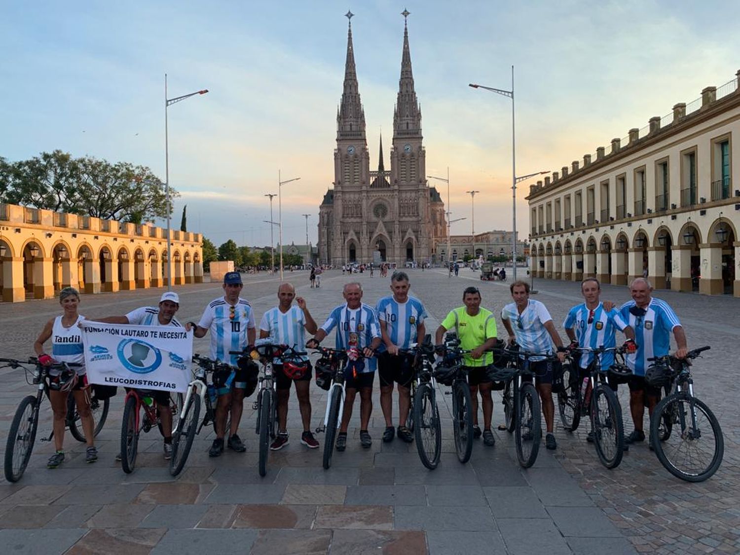 Los ciclistas tandilenses arribaron a Luján y ya se preparan para emprender la vuelta