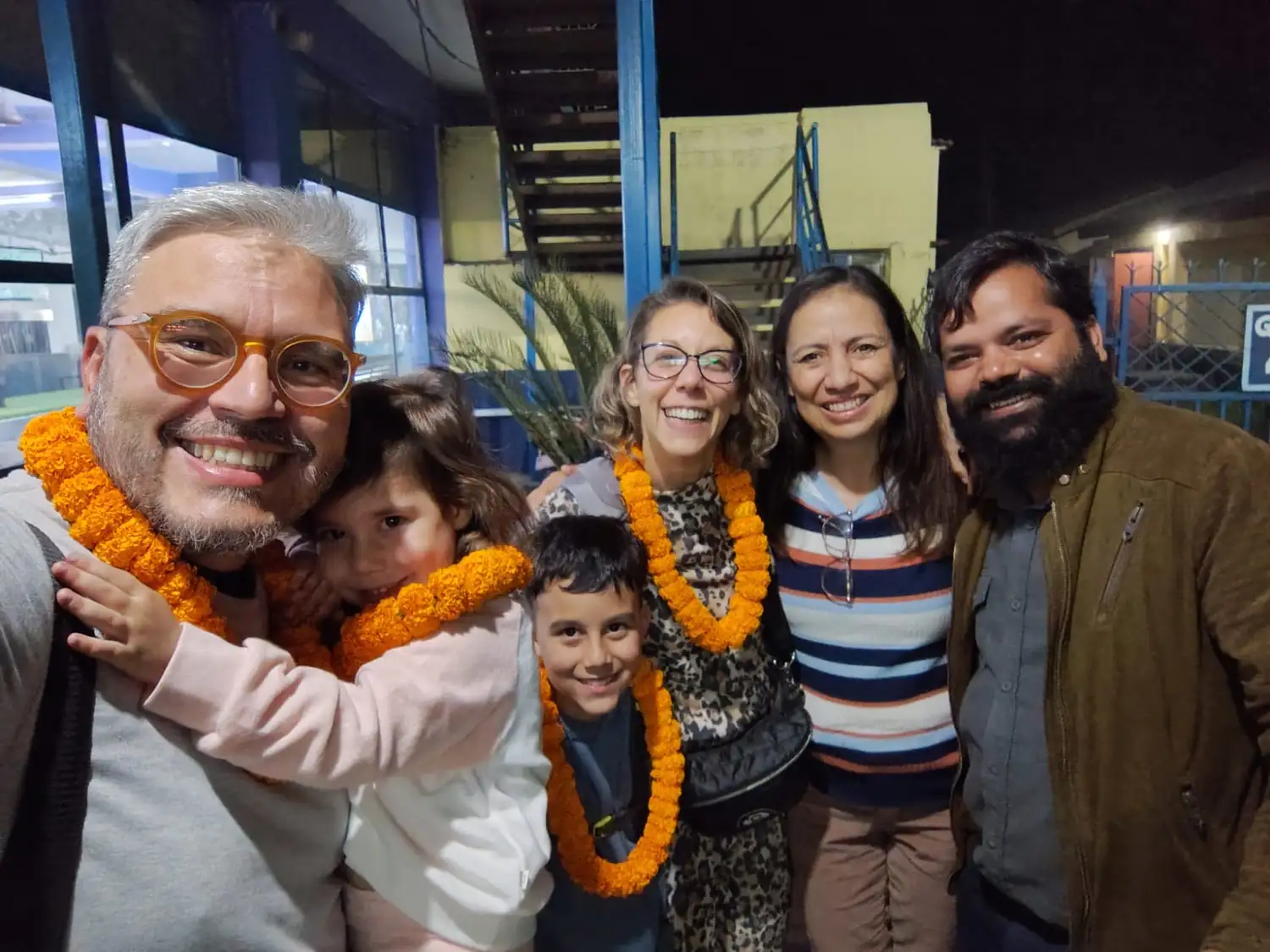 Priscila, Fernando y sus hijos junto a Sonia y Paul-