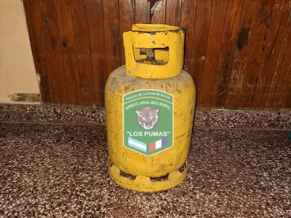 Intentaron escapar cargando una garrafa que resultó ser robada de un complejo de departamentos