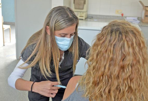 Comenzarán a vacunar a personas de 18 a 40 años con comorbilidades