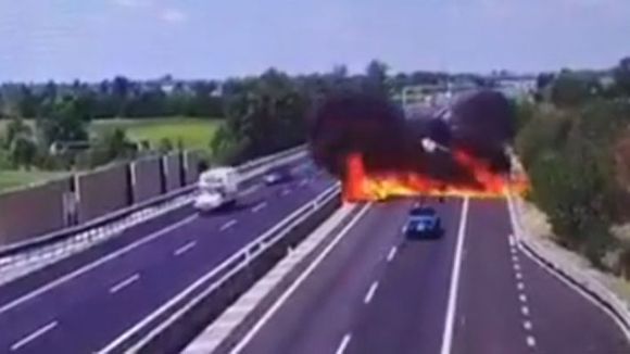 Avión se estrella en autopista de Italia: dos personas fallecidas