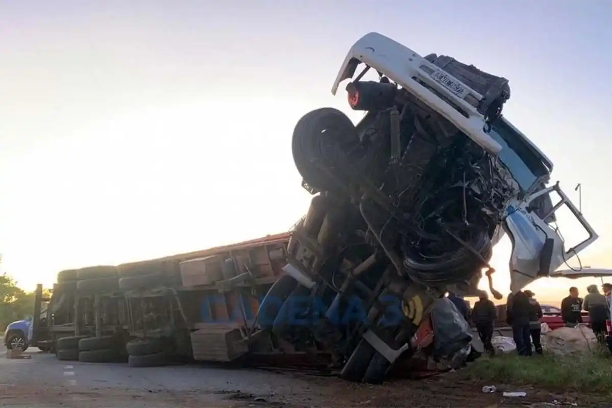 Dos camiones chocaron y uno quedó mirando al cielo