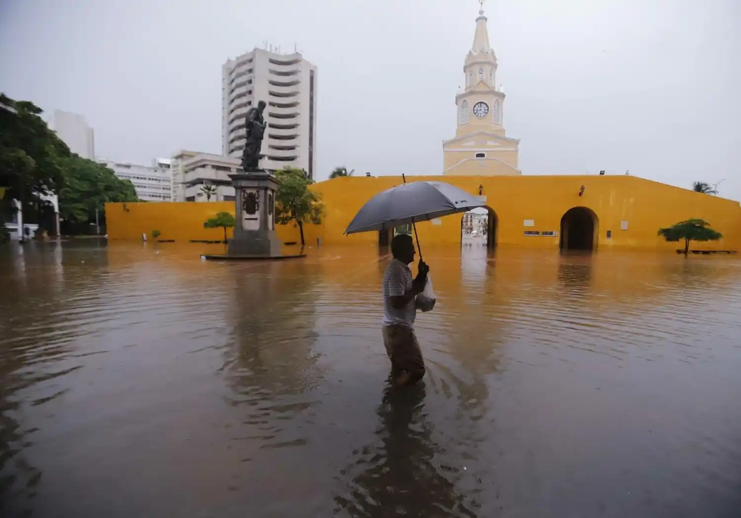 Impresionante rescate de una pareja arrastrada por un arroyo en Cartagena