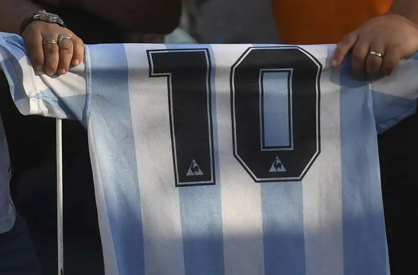 Las camisetas firmadas por Maradona subieron su precio y cotizan alto en internet