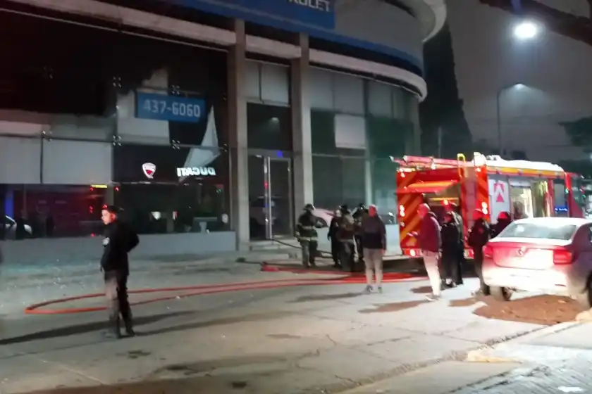 Tensión en el Echesortu por un incendio en una concesionaria