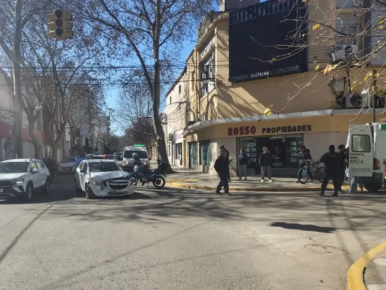 Fuerte impacto entre un automóvil y una ambulancia en Alvear y San Martín.