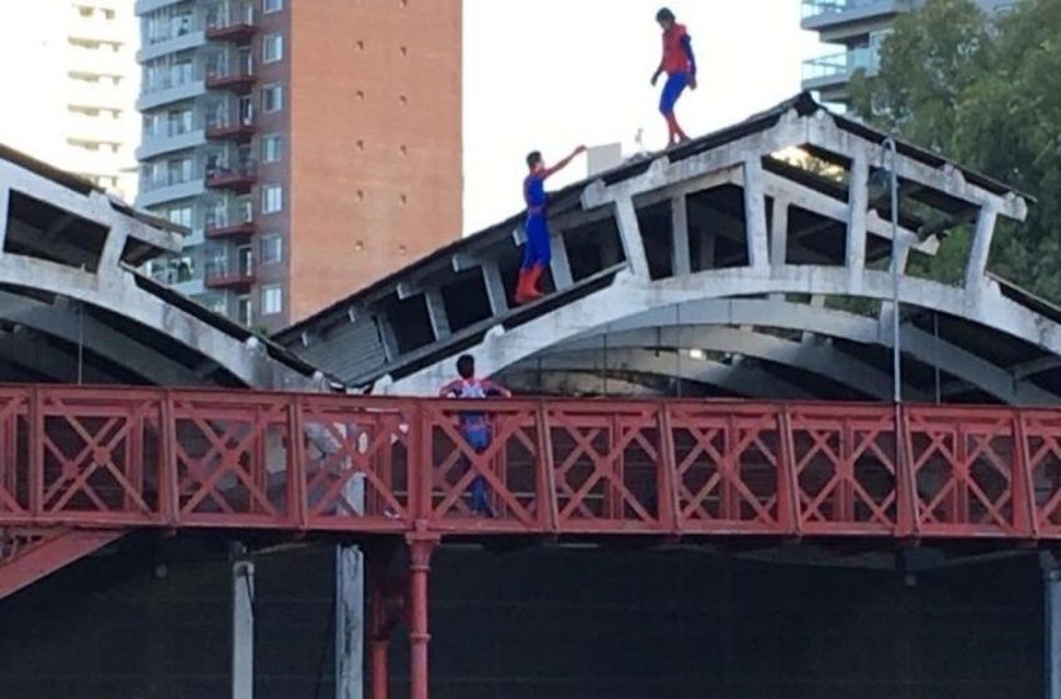 Se subió al techo de un galpón disfrazado del hombre araña y cayó al vacío