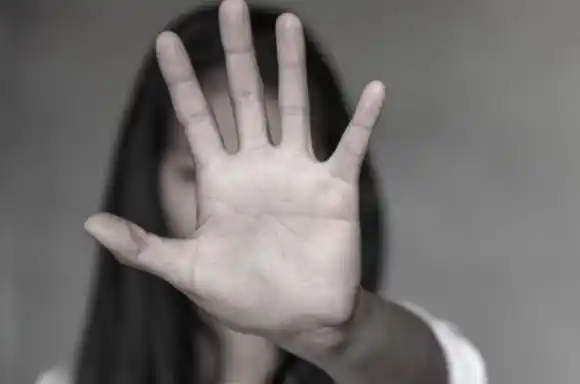 SUJETO RECIÉN SALIDO DE LA CÁRCEL le dio una paliza a su pareja porque no se dejó revisar el celular