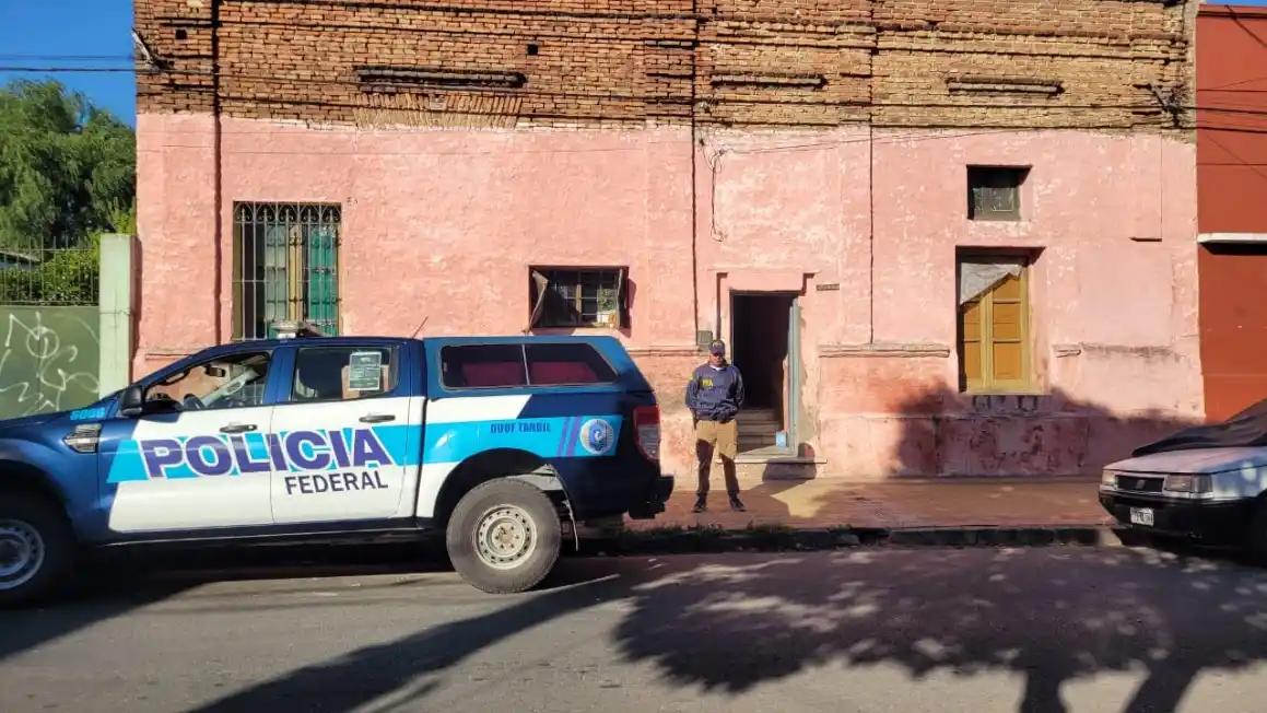 El allanamiento se realizó en un domicilio ubicado sobre la calle General Roca al 1500.