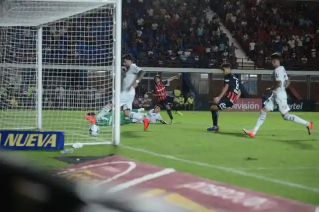 San Lorenzo se iluminó a tiempo, goleó a Quilmes y sigue vivo