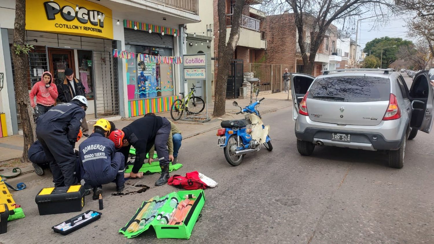 Bombero atendieron a la pacientes que fue trasladada por una ambulancia del SIES 107 al Hospital.