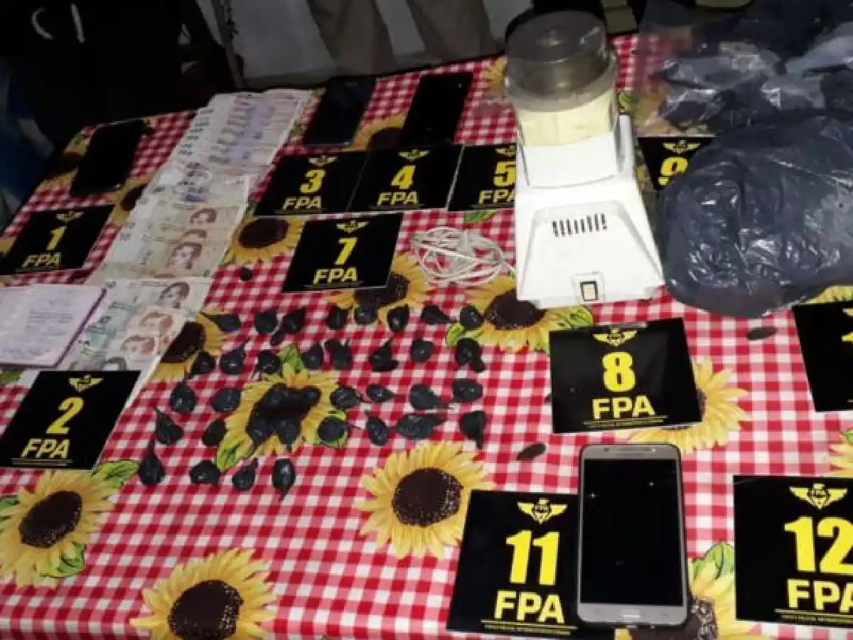 Detuvieron a un hombre que usaba a su hijo para vender drogas