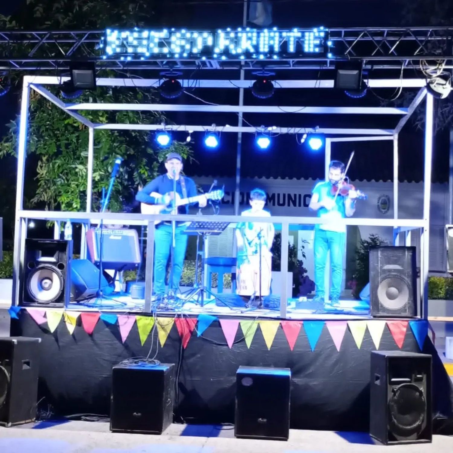 En el escenario. Uno de los grupos que participaron del encuentro