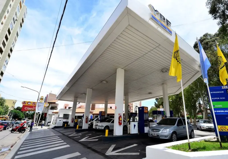 Tras ocho meses de congelamiento, suben los combustibles de YPF un 9% promedio