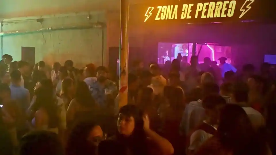 Un hombre fue detenido por pegarle al que limpia los baños en el boliche