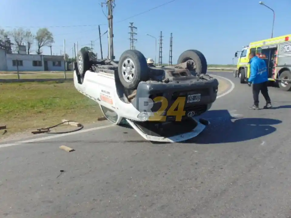 Fuerte choque en ruta 8, con vuelco de una camioneta de Sancti Spiritu