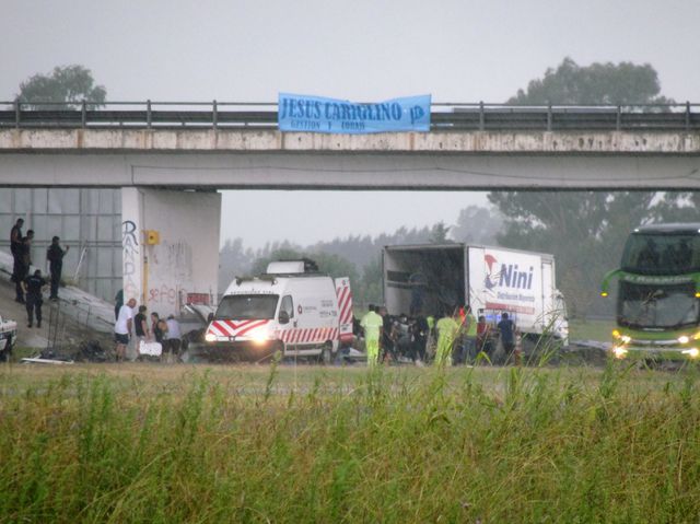 Accidente y saqueos en Ruta 9 altura Baradero