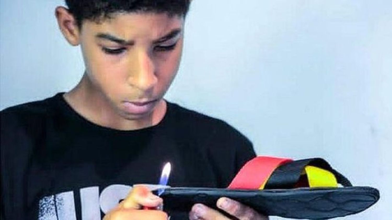 La CONMOVEDORA  HISTORIA de un niño venezolano que ayuda a su familia haciendo chanclas con caucho viejo