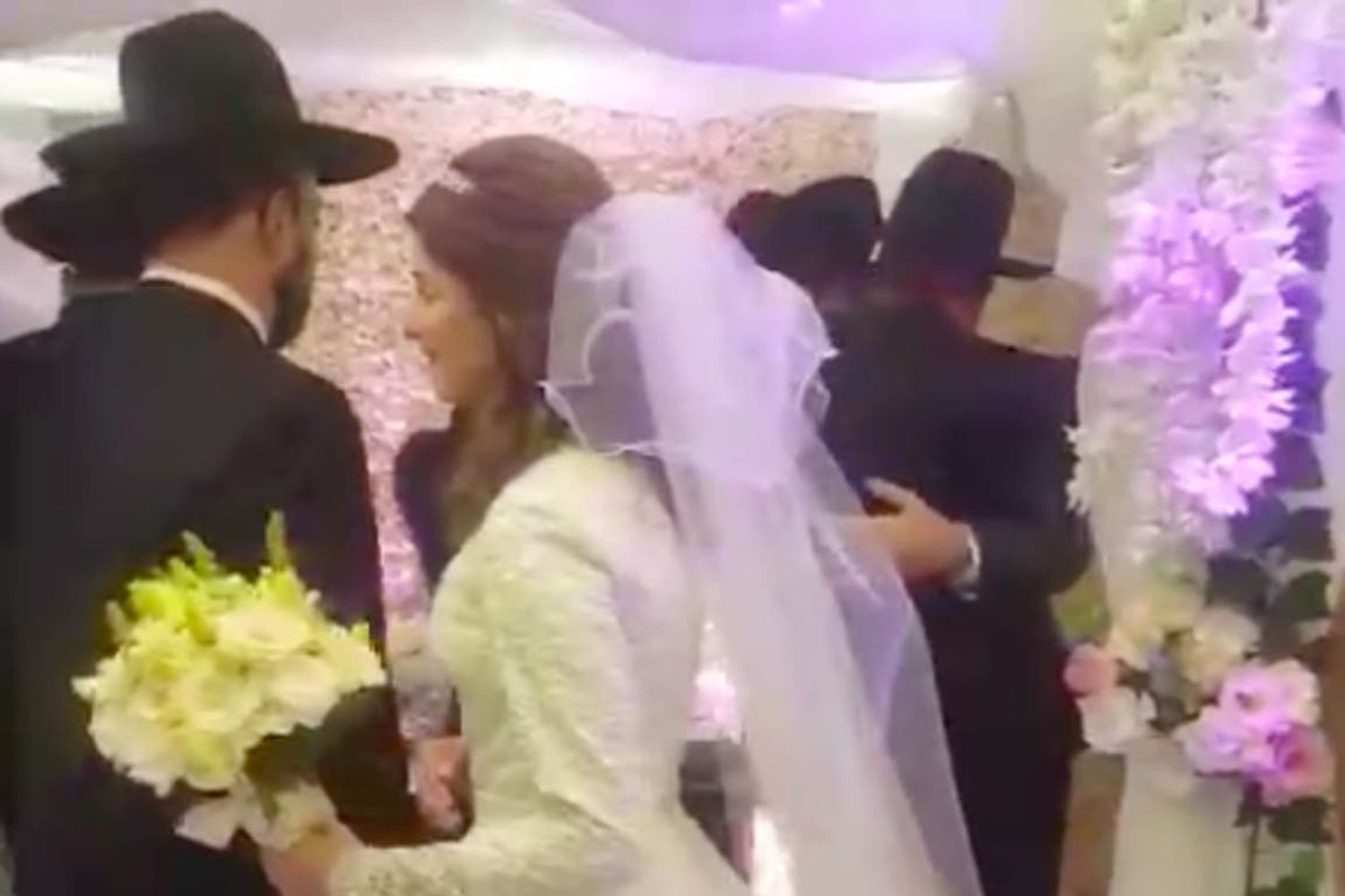 Se casaron en cuarentena: detuvieron a los novios y al rabino que los casó