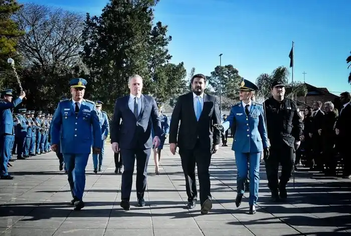 Funcionarios que participaron del evento junto a Mena.