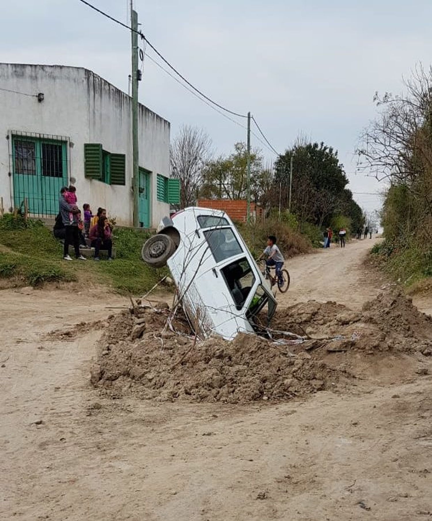 Cayó a un pozo abierto en la calle