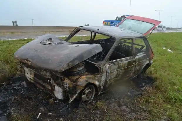 Despiste y fuego en ruta 14:  tres mayores y una menor fueron llevados al Hospital