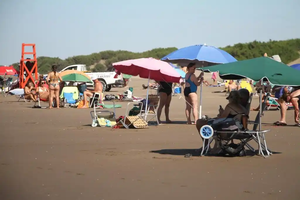 Claromecó vivió un gran sábado de playa hasta que llegó la tormenta