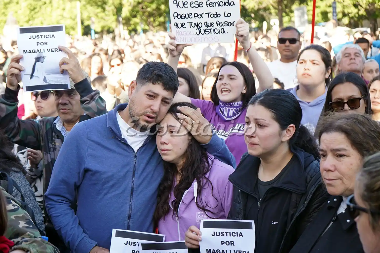 Dolor a indignación. Familares, allegados y amigos de la víctima al frente de la movilización
