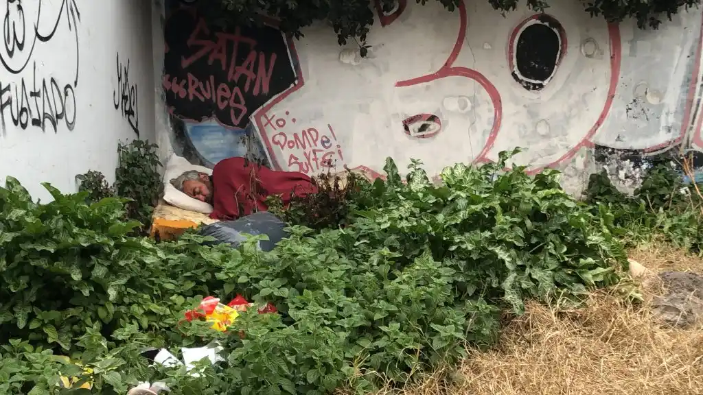 Preocupación de los vecinos por un hombre que duerme a la intemperie en 25 de Mayo y Paz