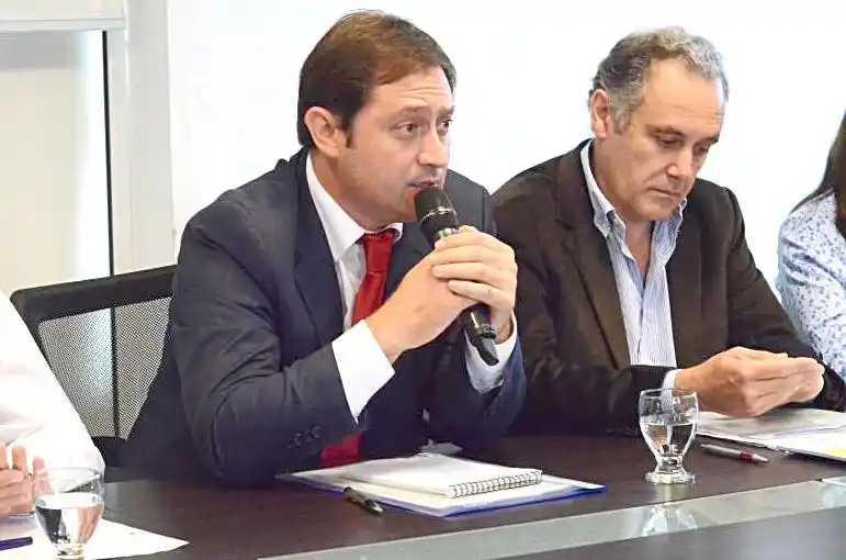 Escándalo en Lincoln: Acusan al Intendente de despedir municipales "por ser peronistas"