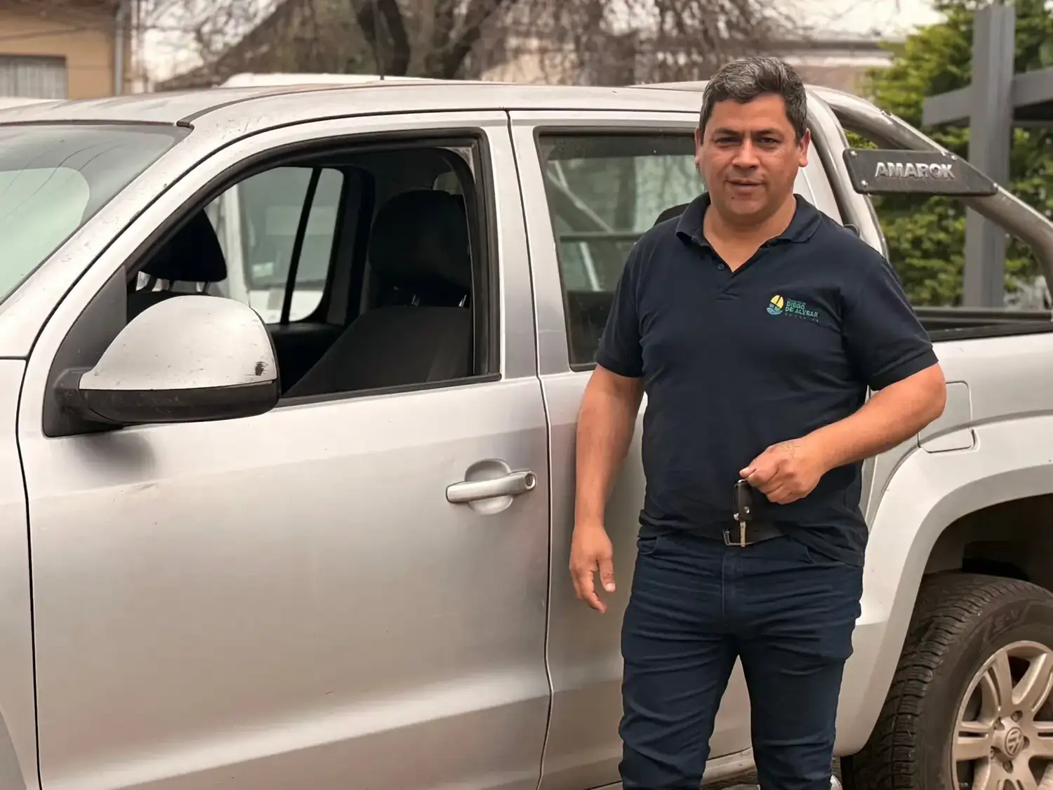 Pablo Sosa junto a la camioneta adquirida para servicios comunales. Foto: Gentileza.
