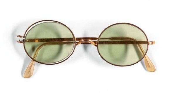 Fueron subastados en 165 mil euros los icónicos anteojos de John Lennon