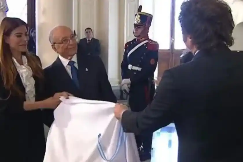 Milei inauguró un busto de Carlos Menem en Casa Rosada y lo catalogó como “el mejor presidente de la historia”