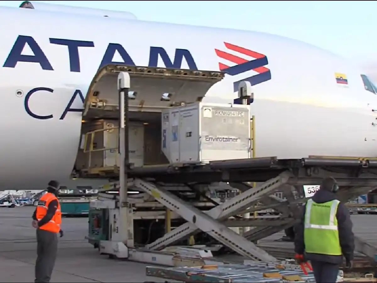 Llegaron más de 800 mil vacunas de AstraZeneca