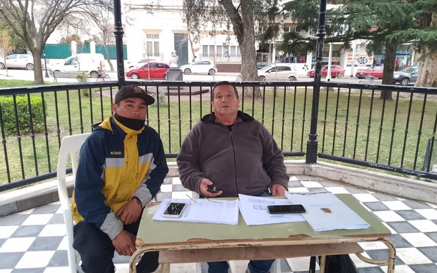 A un concejal de Patagones le negaron una oficina en el Concejo Deliberante y montó su despacho en la plaza del pueblo