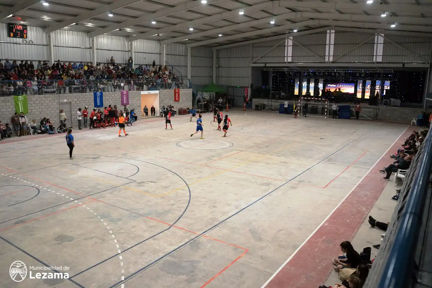 Harispe firmó el contrato para dotar de piso flotante al polideportivo de Lezama