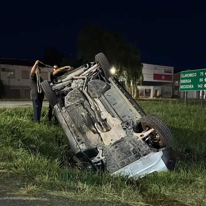 La camioneta volcada en una zanja cercana al acceso al predio de la Sociedad Rural