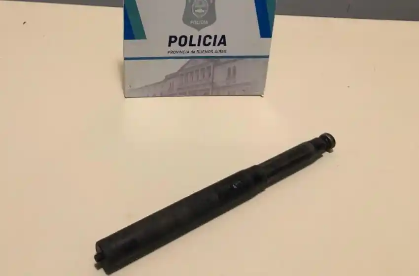 Golpeó a una mujer con un bastón extensible para robarle