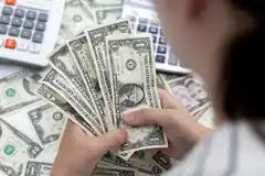 Profesionales argentinos podrán recibir pagos en dólares sin restricción