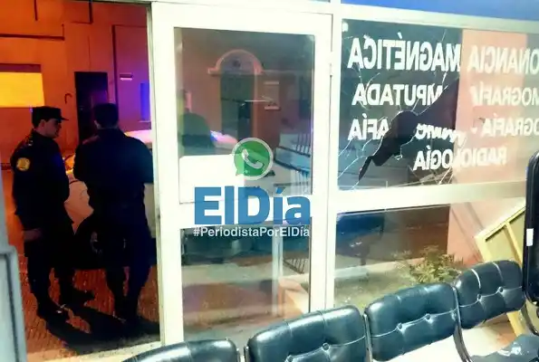 Pura maldad: con una baldosa, rompieron un vidrio del Sanatorio AGOS