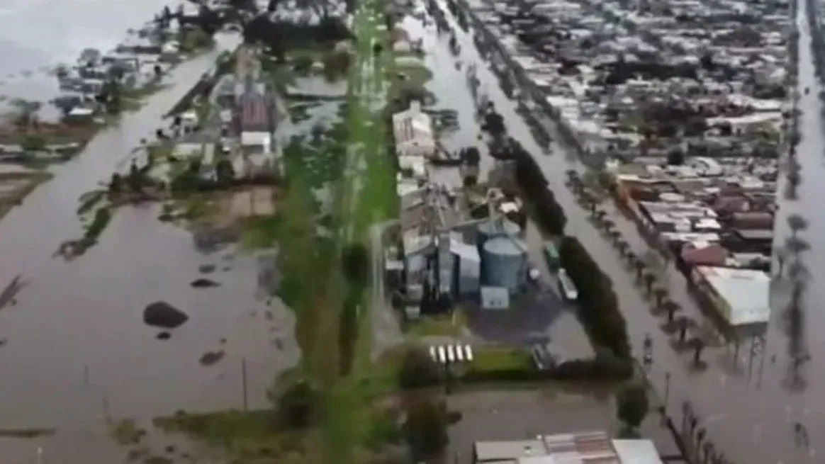 Vista aérea de la grave inundación en la localidad de María Teresa.