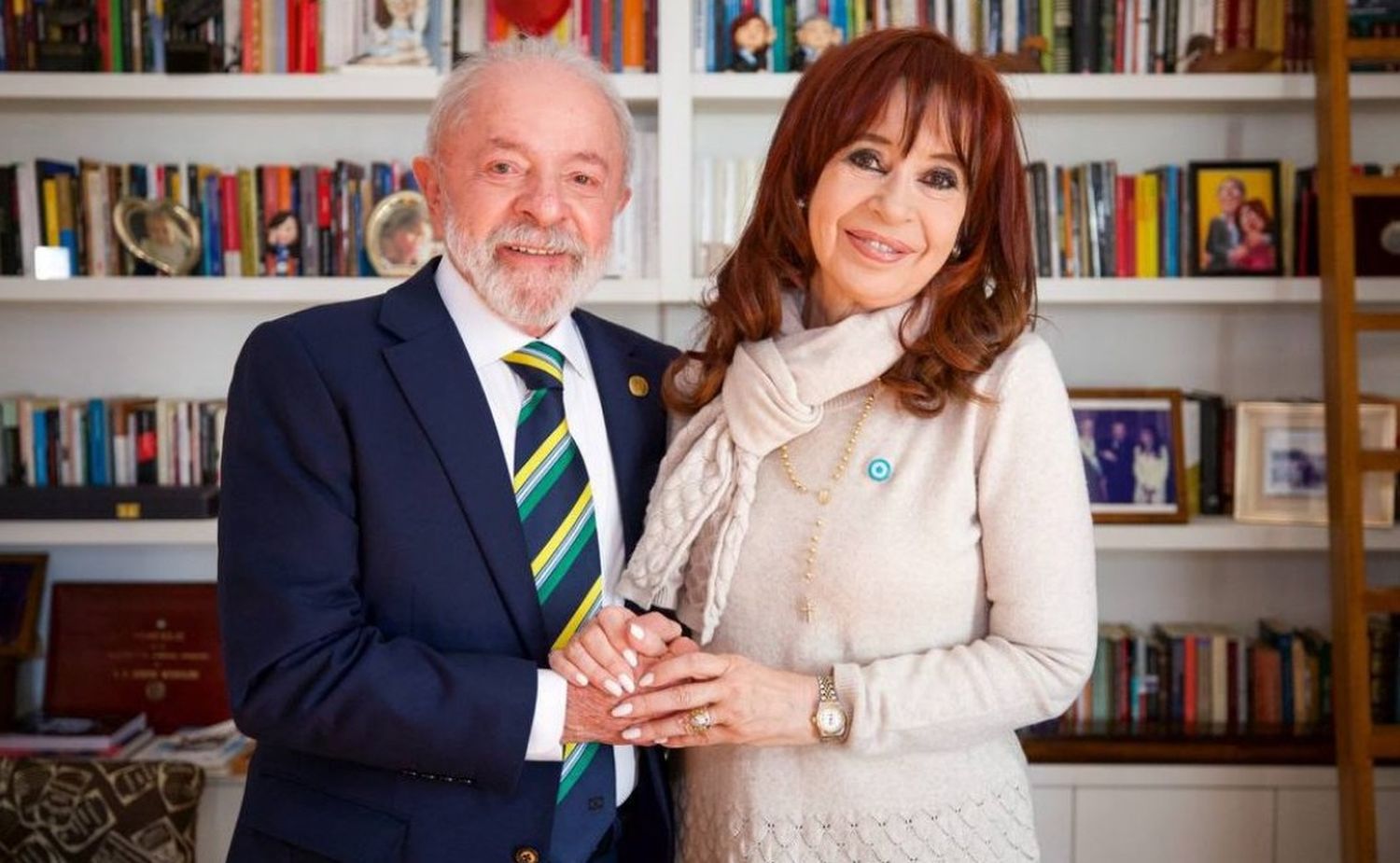 Lula visitó a Cristina en su departamento, donde cumple prisión domiciliaria